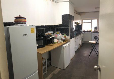 Room in a Shared House, Southend Road, E6 - Photo 2