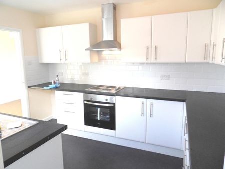 3 bedroom terraced house to rent - Photo 5