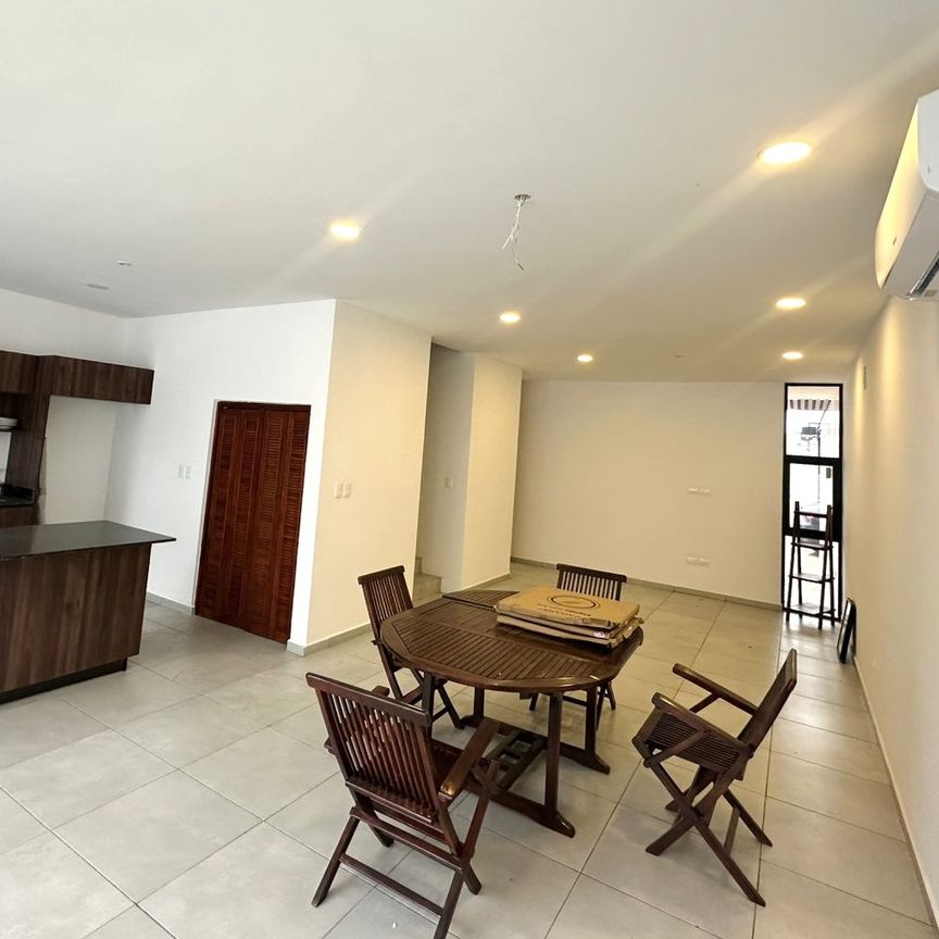 Townhouse con piscina, en esquina, dentro de privada cerca de periférico. - Photo 1