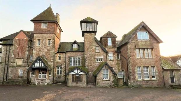 Sandrock Hall, Hastings, TN34 - Photo 1