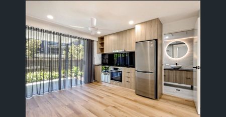 Contemporary two-bedroom apartment with gorgeous courtyard & resort-style pool - Photo 5