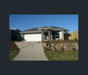 🏡 Beautiful 4-Bedroom Family Home in Upper Coomera! - Photo 1