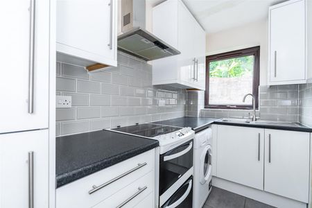 Bassetsbury Lane, High Wycombe - Photo 2