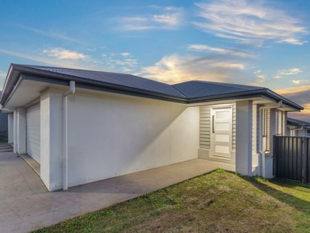 Modern 3-Bedroom Home with Vintage Furniture � Lawn Maintenance Included - Photo 4