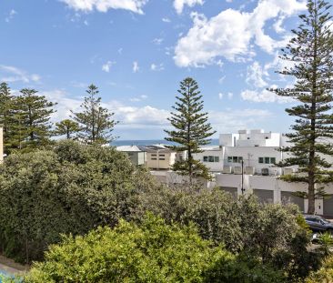 Two Bedroom Gem in Prime Location with Sea Views! - Photo 6