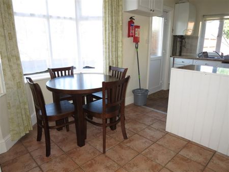 4 bedroom detached house to rent - Photo 2