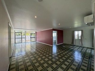 Conveniently located in the heart of Hyde Park, - Photo 3