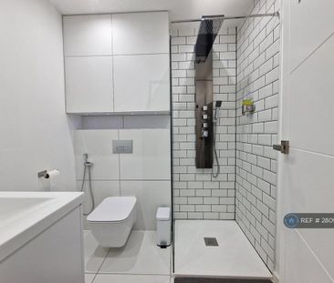 1 bedroom in a house share to rent - Photo 2