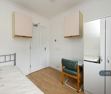 1 bedroom in a flat share to rent - Photo 3