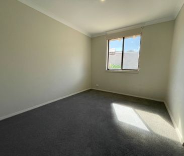 Spacious family living with poolside paradise! - Photo 3