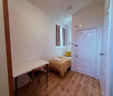 Flat 208 Fulham Palace Road, Fulham W6 9HH - Photo 2