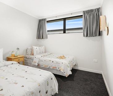 Discover your perfect home in the heart of Chartwell, one of Hamilt... - Photo 3