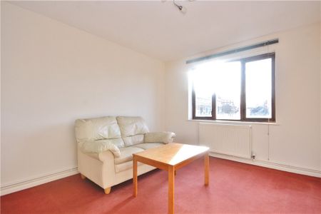 Fairfield Avenue, Staines-upon-Thames, Surrey, TW18 4AF - Photo 3