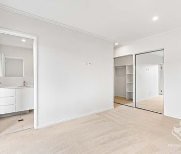 Modern 3 Bedroom Terrace Home in the Heart of Robina - Photo 6