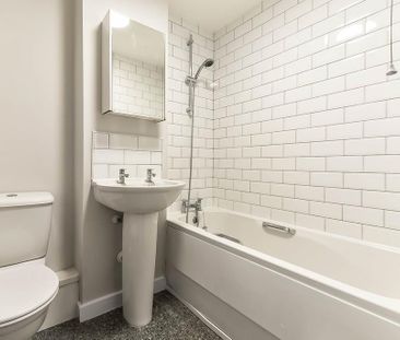 3 bedroom end of terrace house to rent - Photo 2