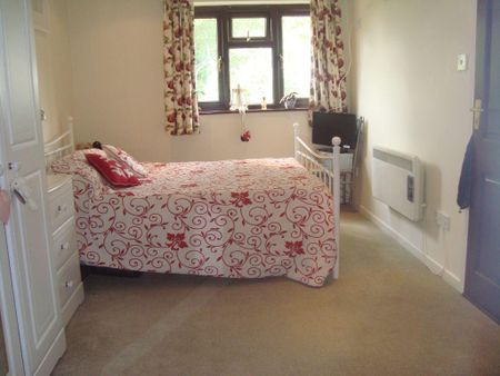 1 bedroom semi-detached bungalow to rent - Photo 2