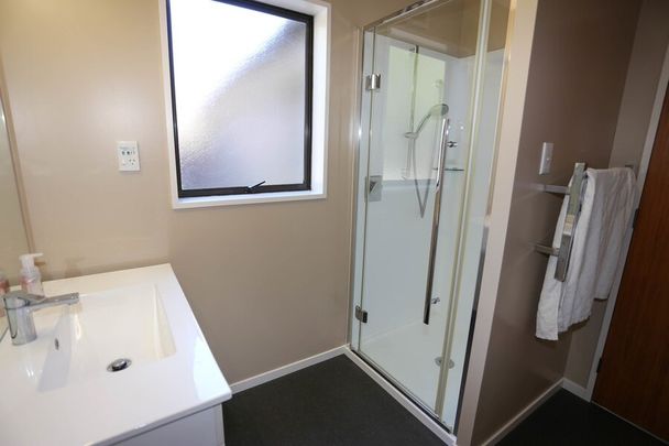 A Beautiful Home in Riccarton – Modern and a Must see - Photo 1