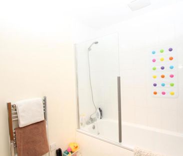 A fantastic modern, light and stylish one bedroom flat available to... - Photo 2