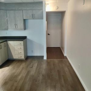 COQUET 2 1/2 TOUT RÉNOVÉ, GYM, PISCINES - À VOIR - Photo 2