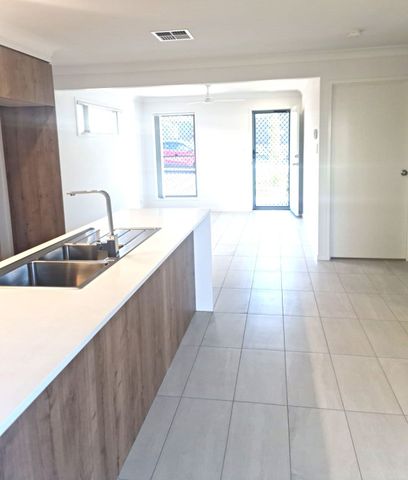 AVAILABLE 16/01/26 - 3 BEDROOM 2 BATH TOWNHOUSE WITH DUCTED AIR - Photo 3