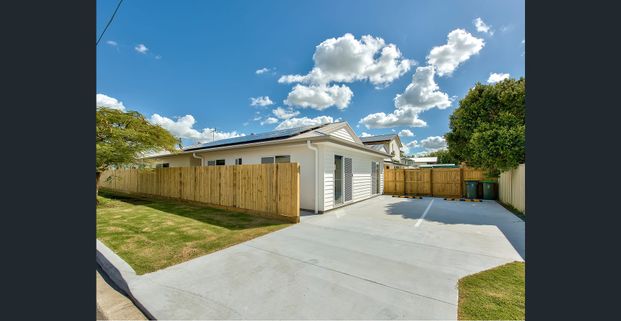 NEAR NEW FULLY FURNISHED, DESIGNER STUDIO APARTMENT – BILLS INCLUDED! - Photo 1