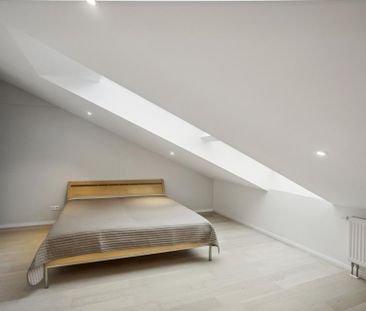 Mitten im Zentrum! Neu renovierte und möblierte 2 Zimmer Dachwohnun... - Photo 3