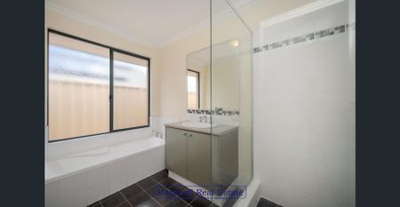 Spacious Family Home in Cul-de-sac – Lawn Mowing Included - Photo 3