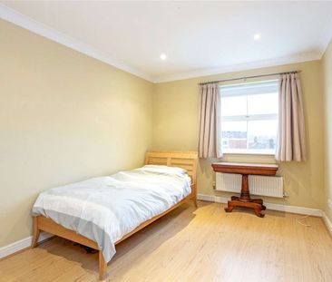 Bright, spacious, top floor apartment with allocated parking in the... - Photo 2