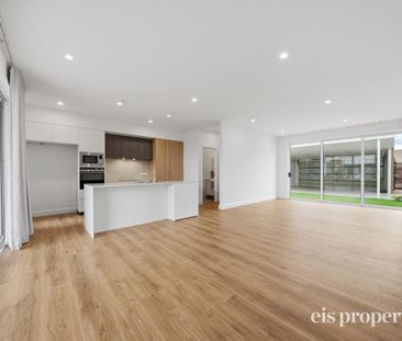 Three Bedroom Stylish Townhouse In Kings Quarter - Photo 1