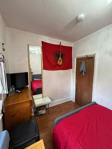 1 bedroom in a house share to rent - Photo 4