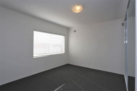 Large two bedroom apartment with double garage - Photo 2