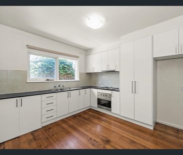 Charming Two Bedroom Apartment in Cheltenham's Golden Triangle - Photo 3