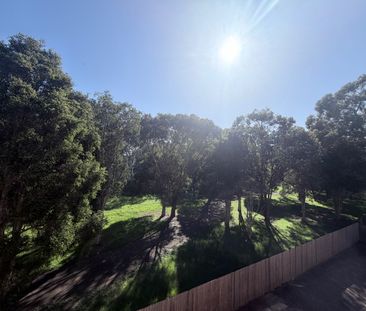 Stylish Renovated Living in a Peaceful Narwee Setting - Photo 5