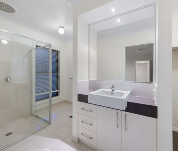 53 Featherstone Avenue, Glenroy NSW 2640 - House For Rent | Domain - Photo 5