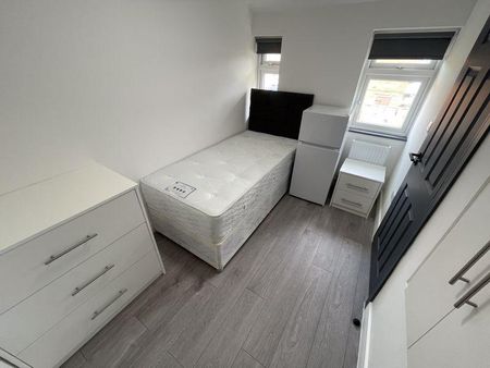 6 bedroom detached house to rent - Photo 2