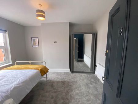 Sunnybank Avenue, Horsforth, - Photo 5