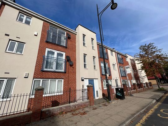 3 Bed Flat, Stretford Road, M15 - Photo 1