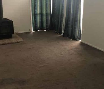 Fantastic 3-Bedroom Home in Central Papakura - Ideal for Your Exten... - Photo 2