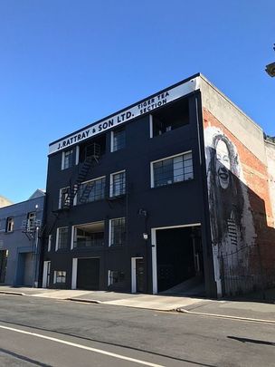 Warehouse Precinct Living: Modern 3-Bedroom Apart - Photo 1