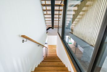 Moradia T6 de arquitetura moderna inserida no Golfe de Oeiras