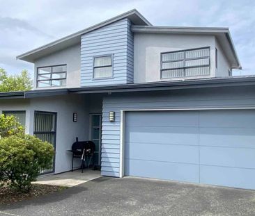Spacious Family Home in Quiet Cul-de-Sac - Photo 2