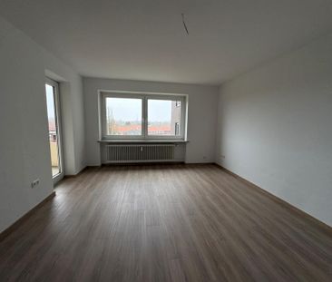 Modernisierte 4-ZKB-Balkonwohnung im Hochhaus in Heppens zu vermieten! - Photo 5