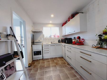 2 Bedroom Home with Spacious Deck & Double Carpark – Portage Road, New Lynn - Photo 4