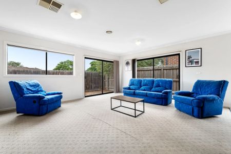 4 BEDROOM FAMILY HOME - Photo 3