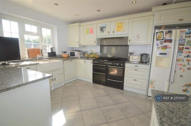 4 bedroom semi-detached house to rent - Photo 1