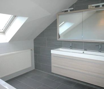 Degelijke gezinswoning met achterliggende loods/garage. - Photo 4