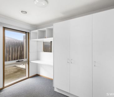 Light filled three bedroom residence in quiet location - Photo 6