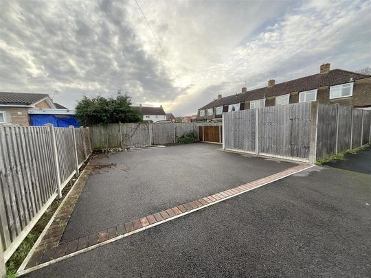 3 bedroom end of terrace house to rent - Photo 1