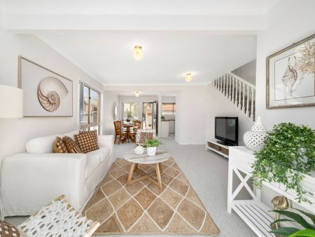 Northeast Light & Ocean Air – Stylish Townhouse in Prime Coastal Location - Photo 2