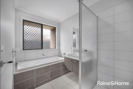 4 BEDROOM FAMILY HOME - Photo 2